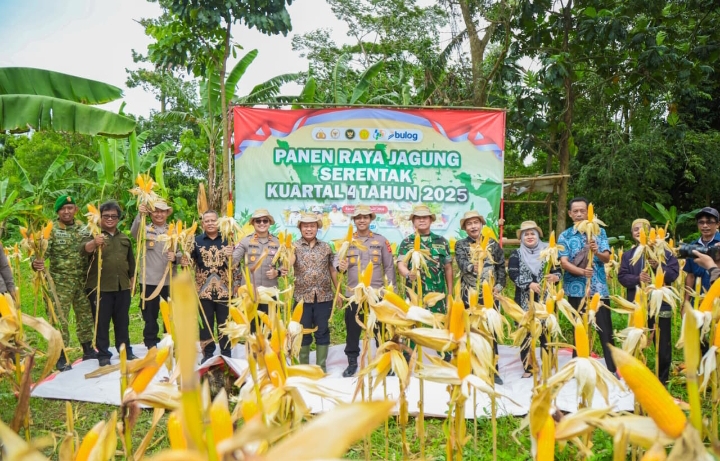 Kapolres Karawang Laksanakan Giat Panen Raya Jagung Kuartal IV Tahun 2025, Sekaligus Pelaksanaan Zoom Meeting Bersama Kapolri