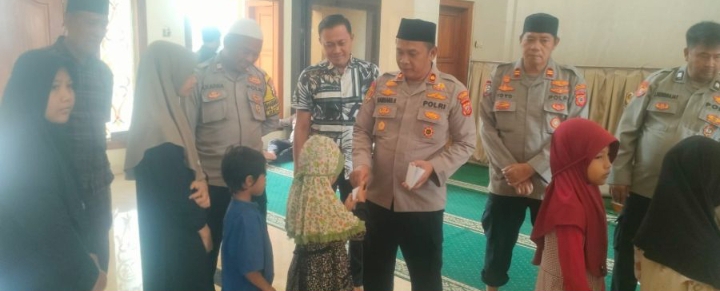 Tingkatkan Keimanan, Polsek Klari Laksanakan Binrohtal dan Santuni Anak Yatim