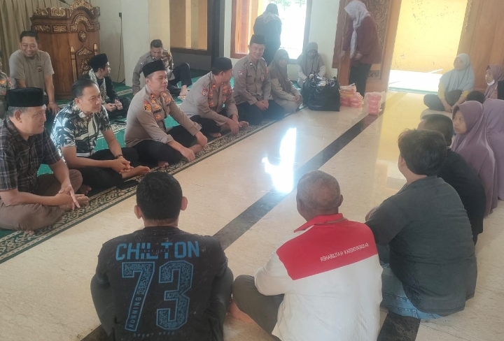 Dengar Keluhan Masyarakat, Kapolsek Klari beserta Jajaran Menggelar Jumat Curhat