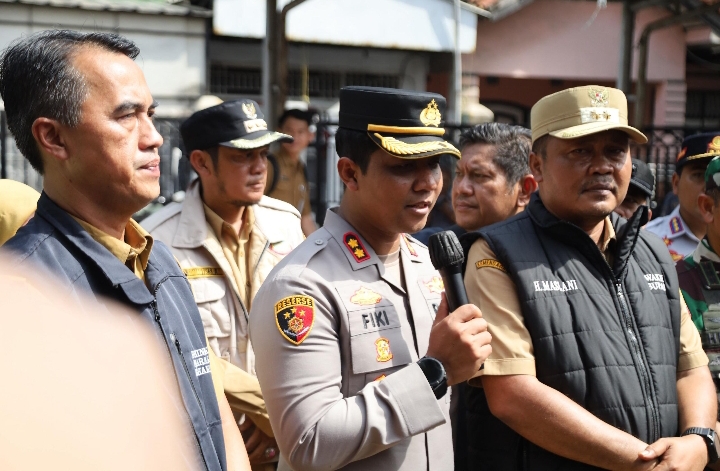 Kapolres Karawang Tegaskan Keselamatan Warga Jadi Prioritas Penanganan Banjir