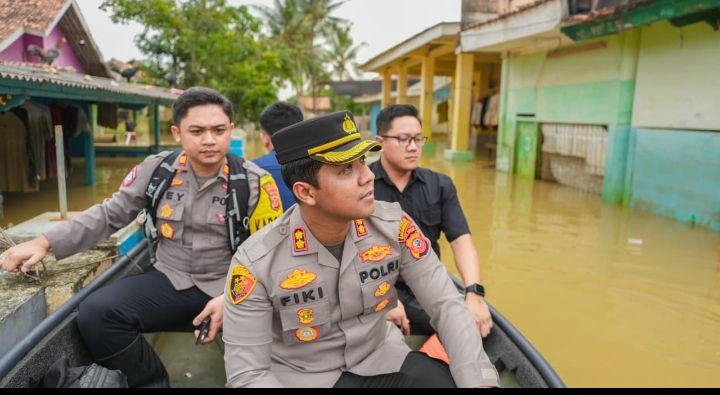 Kapolres Karawang Pimpin Pemantauan Langsung Banjir Karangligar dan Pastikan Anggota Polri Ada di Tengah Masyarakat