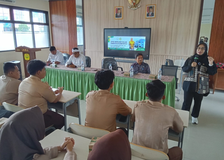 Legislator Partai Golkar, Sri Rahayu Gelar Pendidikan Politik di SMAN 2 Usung Tema Pentingnya Digitalisasi
