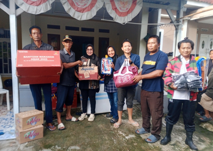 Sri Rahayu Bagikan Sembako dan Pakaian ke Warga TerDampak Banjir di Dusun Kampek ‎