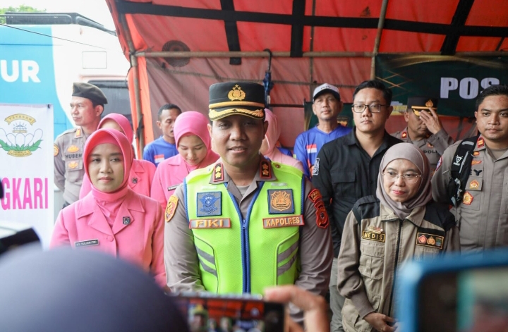 Kapolres Karawang dan Ketua Bhayangkari Pastikan Air Bersih dan Layanan Medis bagi Pengungsi Banjir