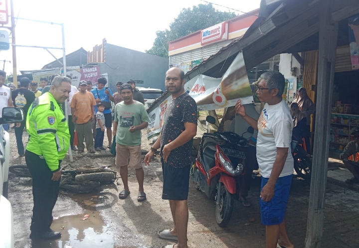 Laka Lantas Libatkan Minibus dan Tiga Motor di Telagasari, Polres Karawang Lakukan Penyelidikan