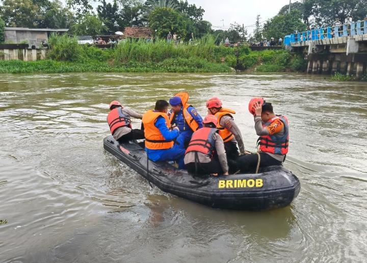 Pencarian Hari Kedua Korban Tenggelam di Sungai Kalimalang Ciampel Masih Berlangsung