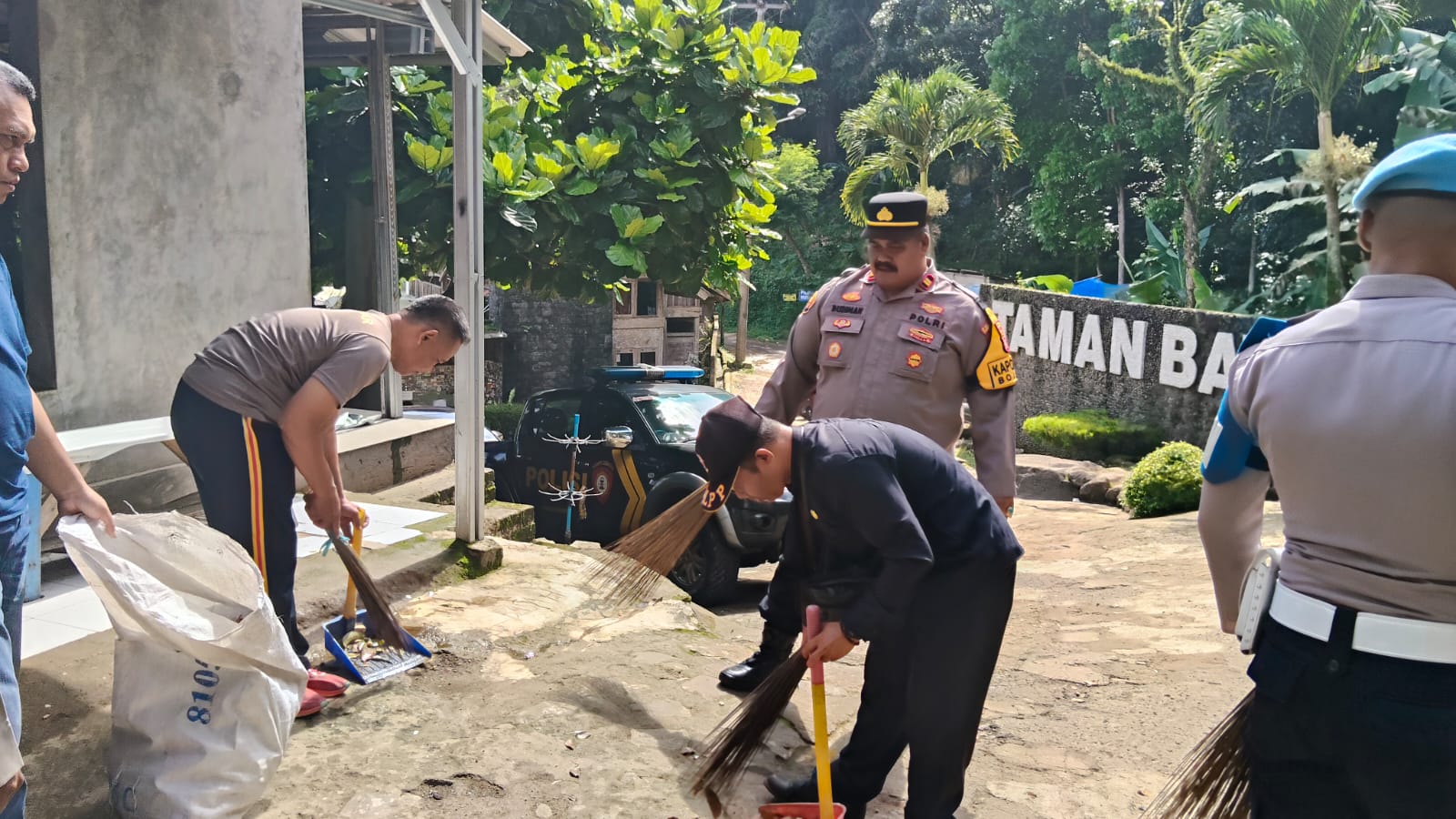 Abah Budiman Kapolsek Bojong Polres Purwakarta, Giring Warga Untuk Selalu Peduli Lingkungan Bersih