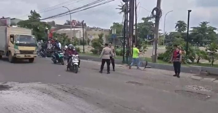 Pendekatan Humanis Kapolsek Klari, Aksi Unras Bubar Kondusif