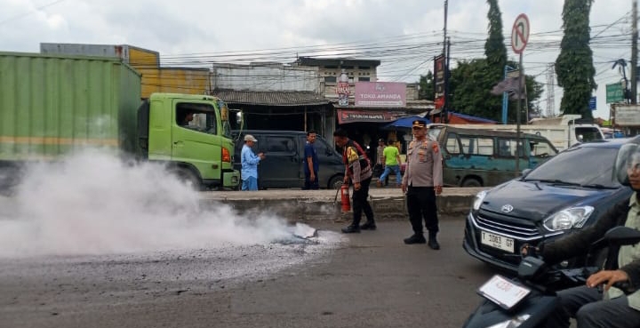 Bakar Ban, Personel Polsek Klari Padamkan Api dan Bubarkan Massa