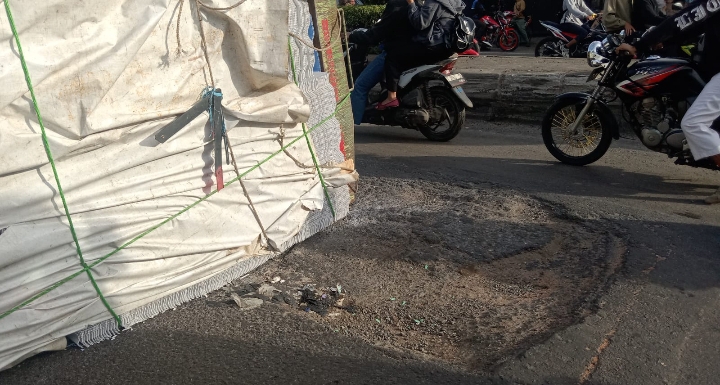 Akibat Jalan Berlubang Truk Bermuatan Asbes Terguling di Jalan Raya Kosambi
