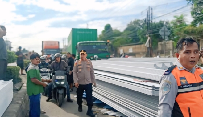 Jalan Berlubang, Truk Terguling di Jalan Raya Kosambi Karawang, Kapolsek Klari Sigap Lakukan Pengamanan dan Pengaturan Lalu Lintas