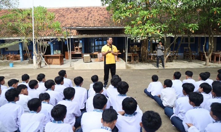 Tidak Hanya Melakukan Aksi Bersih- Bersih, Kapolres Karawang juga Pulihkan Trauma Siswa Pasca Banjir