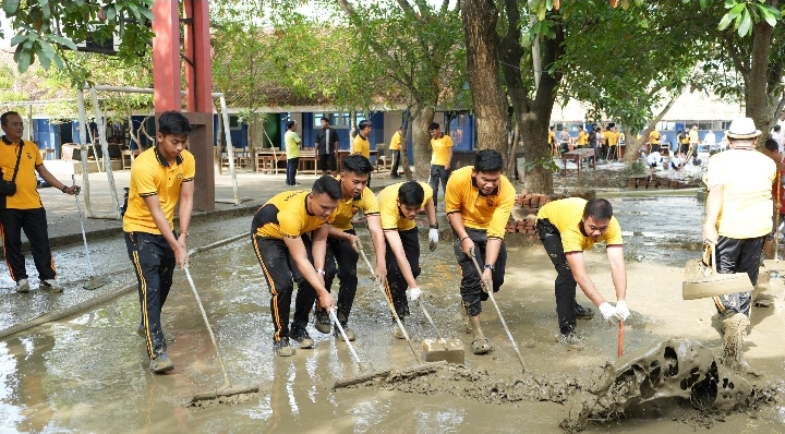 Kapolres Karawang Pimpin Kerja Bakti Pascabanjir di SMPN 1 Telukjambe Barat