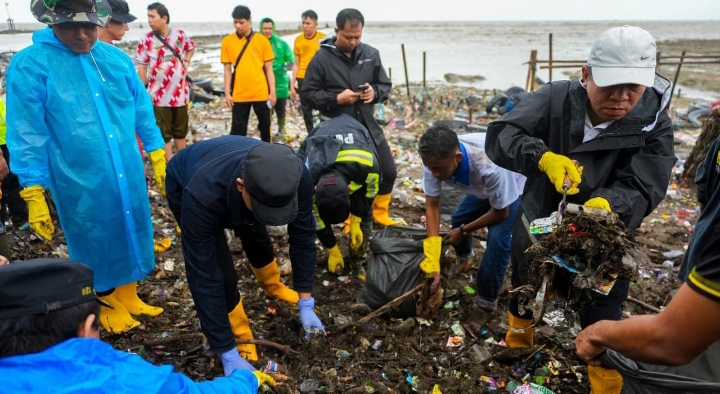 Polres Karawang Bersama Pemkab dan TNI Gelar Gebyar Aksi Bersih-bersih Mangrove Pantai Tangkolak