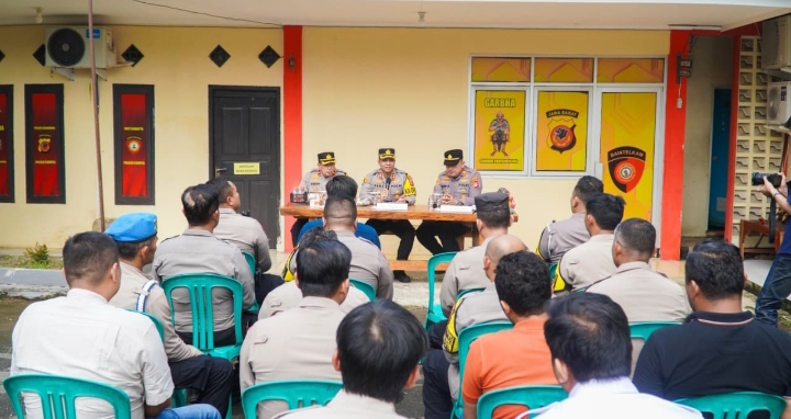 Kapolres Karawang melaksanakan kunjungan kerja ke Polsek Ciampel dan Polsek Klari, Tekankan Disiplin, Pelayanan Prima dan Kesiapan Operasi Ketupat