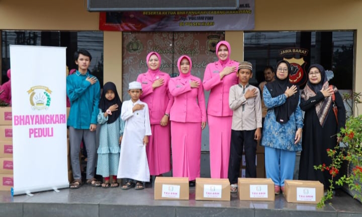 Kunjungan Kerja Ketua Bhayangkari Cabang Karawang, Berikan Tali Asih Kepada Anak Yatim Piatu