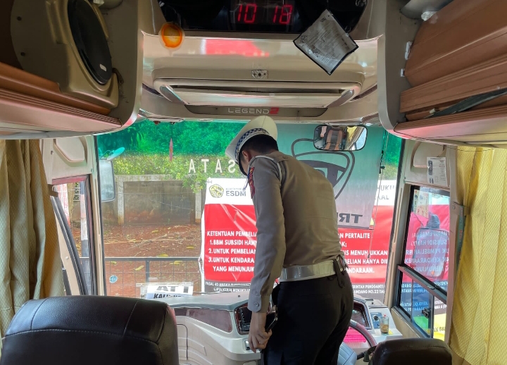 Momen Satlantas Polres Karawang Uji Kelayakan Otobus melalui Pelaksanaan Ramp Check
