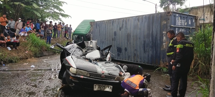Truk Kontainer Terguling Timpa Minibus di Karawang, Polisi Sampaikan Duka Mendalam