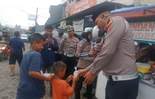 Hari Pertama Puasa, Satlantas Polres Karawang Bagikan Ratusan Paket Es Selendang Mayang