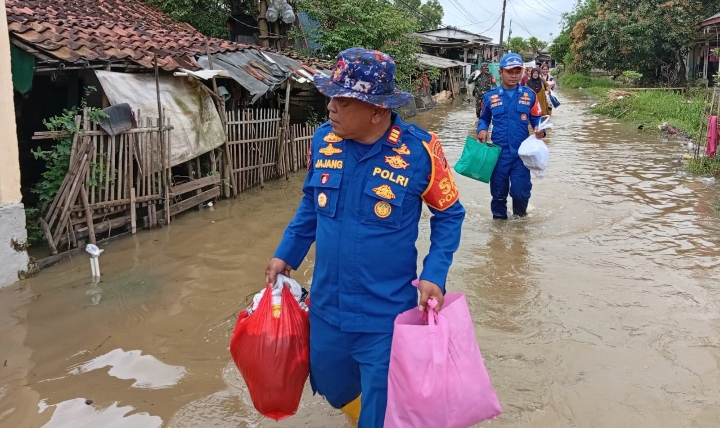 Polres Karawang Dan Tim Gabungan Kerahkan Evakuasi di Desa Karangligar Terdampak Banjir