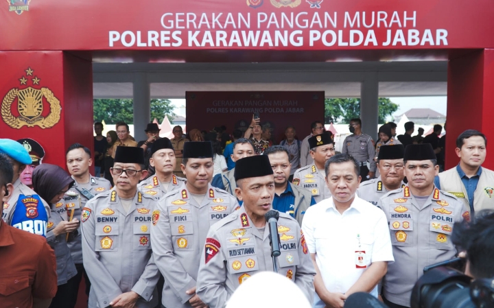 Kapolda Jabar Buka Bazar Pangan Murah di Karawang, Warga Antusias