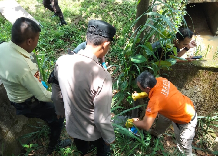 Mayat Perempuan Tanpa Identitas Ditemukan di Saluran Air KJIE Karawang
