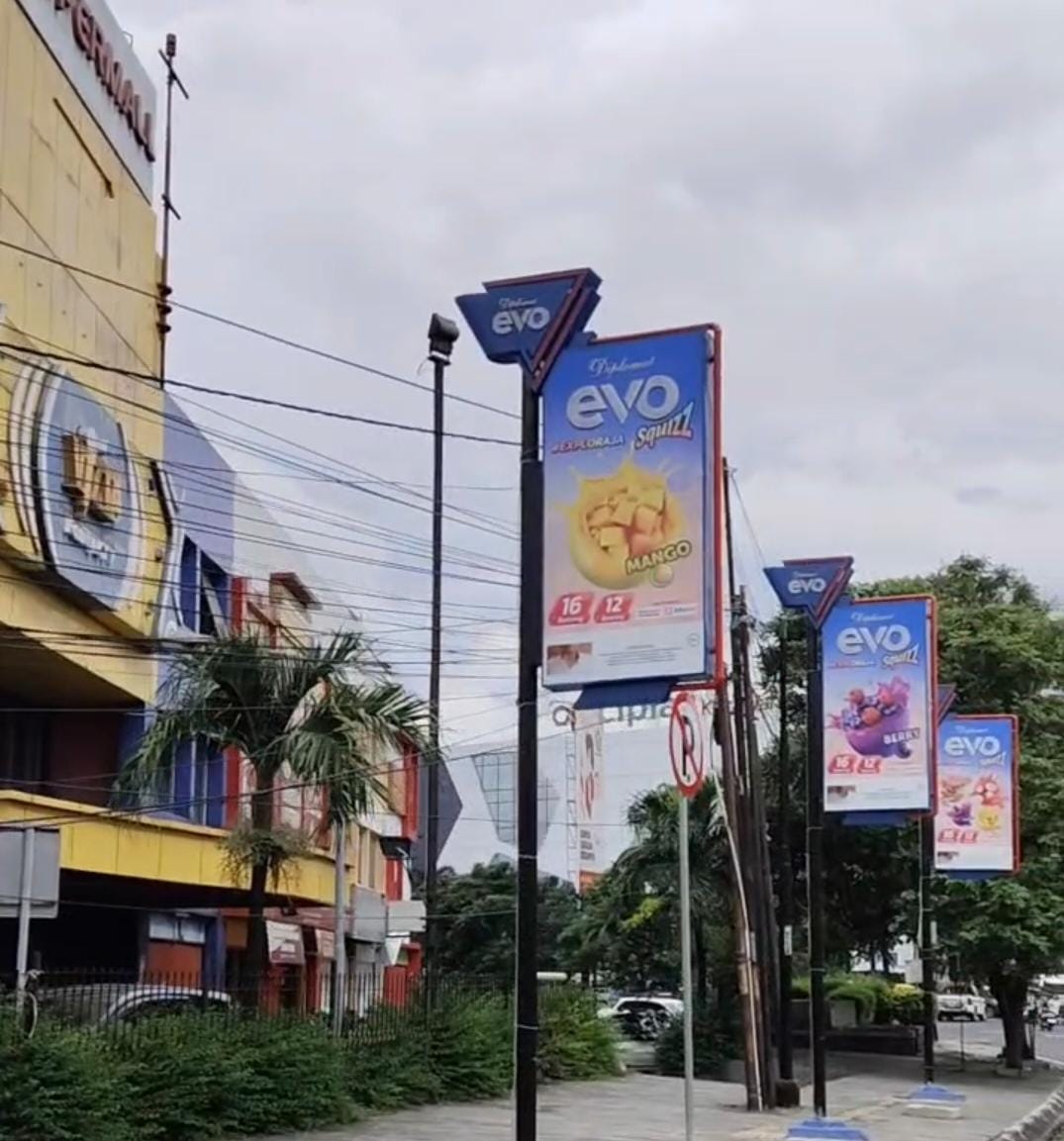Jalur Tunanetra “Dihantam” Tiang Reklame Rokok, Wajah Kota Karawang Dipermalukan di Jalan Protokol