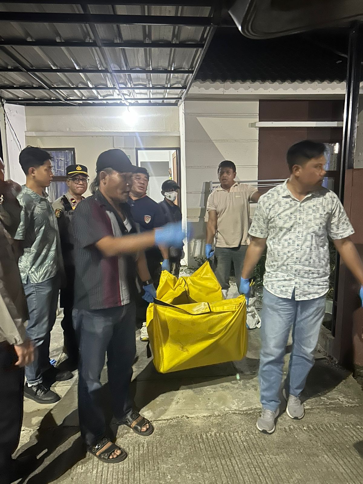 Mayat Ditemukan di Rumah Perumahan Fatma Residence Karawang, Polisi Lakukan Olah TKP