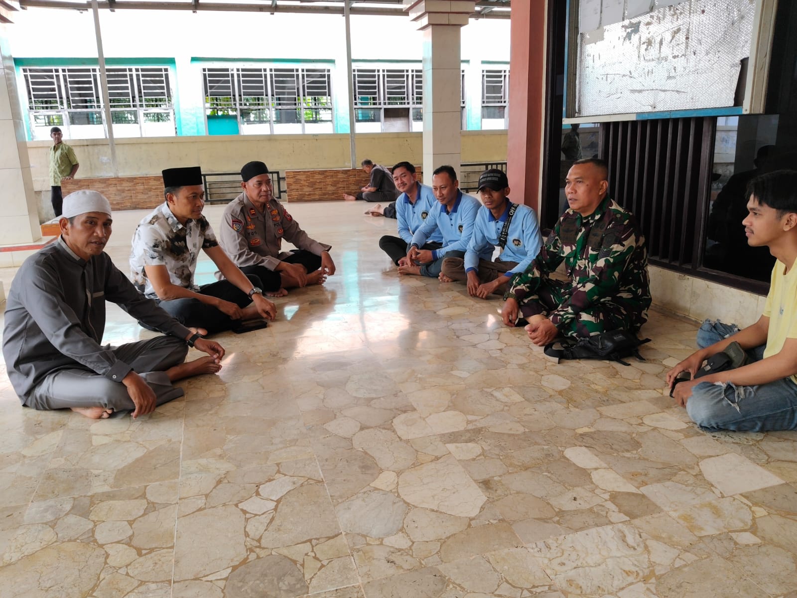 Polsek Klari Polres Karawang Kembali Gelar Program “Jumat Curhat” Dengarkan Aspirasi Warga