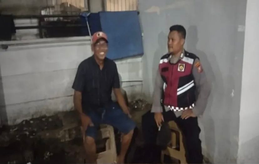 Anggota Bhabin Polsek Banyusari Melaksanakan Sosialisasikan Bahaya Judi Online Kepada Masyarakat