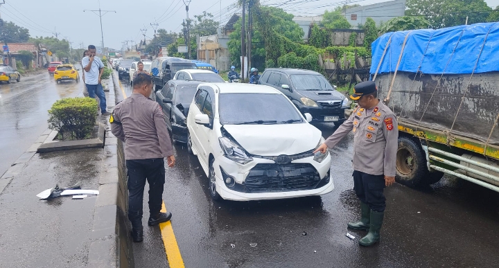 Respon Cepat Polsek Klari: Evakuasi Korban Laka Lantas ke Klinik Andina