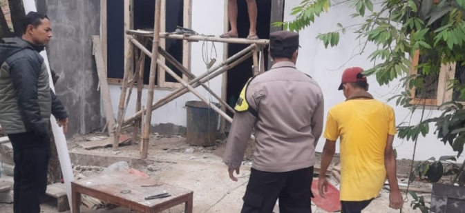 Hari ke-11, Komitmen Polsek Jatisari Terus Lakukan Pemantauan Pembangunan Rutilahu Program Polres Karawang 