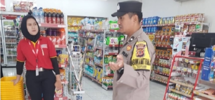Personil Patroli Polsek Jatisari Ingatkan Kamtibmas ke Karyawan dan Pengunjung Alfamart