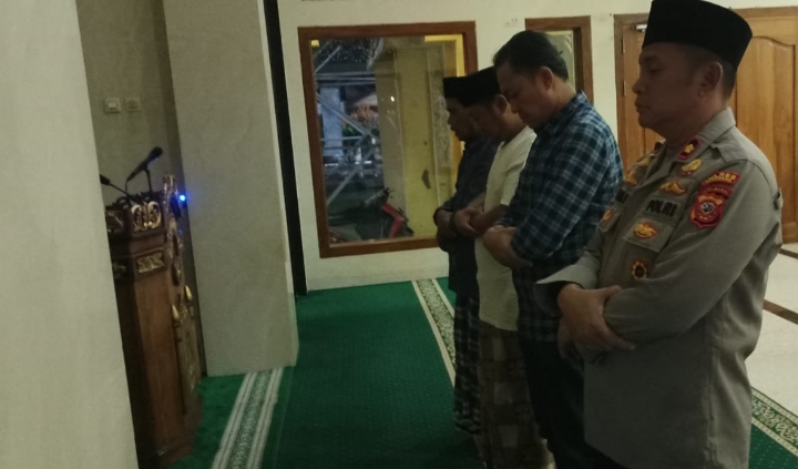Malam ke-18, Kapolsek Klari: Sholat Tarawih Berjamaah Merupakan Salah Satu Upaya Membangun Komunikasi Yang Baik