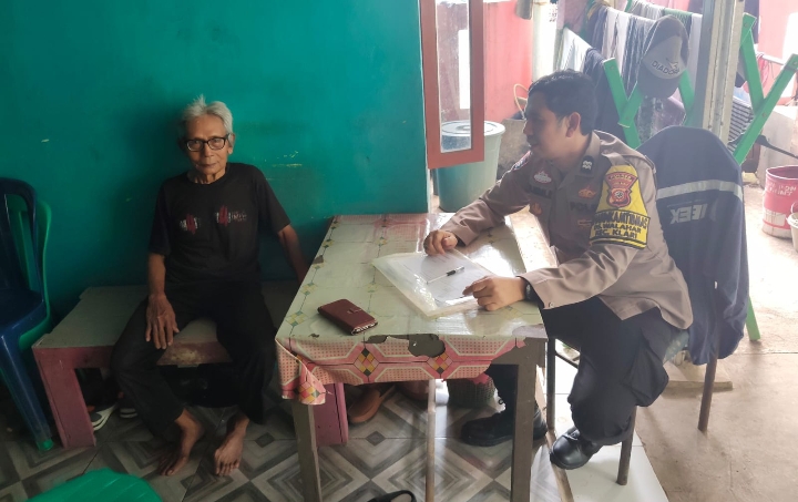 Maraknya Penipuan Online, Bhabinkamtibmas Polsek Klari Himbau Warga Agar Tetap Berhati-hati