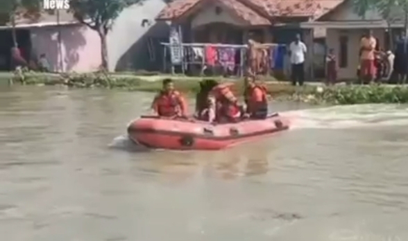 Anak Dua Tahun Diduga Tercebur Saluran Irigasi di Batujaya, Tim Gabungan Lakukan Pencarian