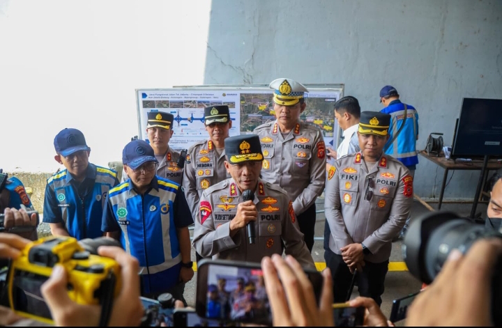 Didampingi Kapolres Karawang, Kapolda Jabar Tinjau Kesiapan Jalur Alternatif Mudik Japek II Selatan