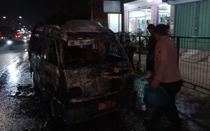 Dengan Alat Seadanya, Personil Polsek Klari Sigap Bantu Padamkan Kebakaran Mobil Angkot