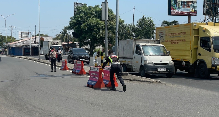 Ops Ketupat Lodaya 2026 Satlantas Polres Karawang Pasang Water Barrier dan Trailing di Traffic Light Kartim