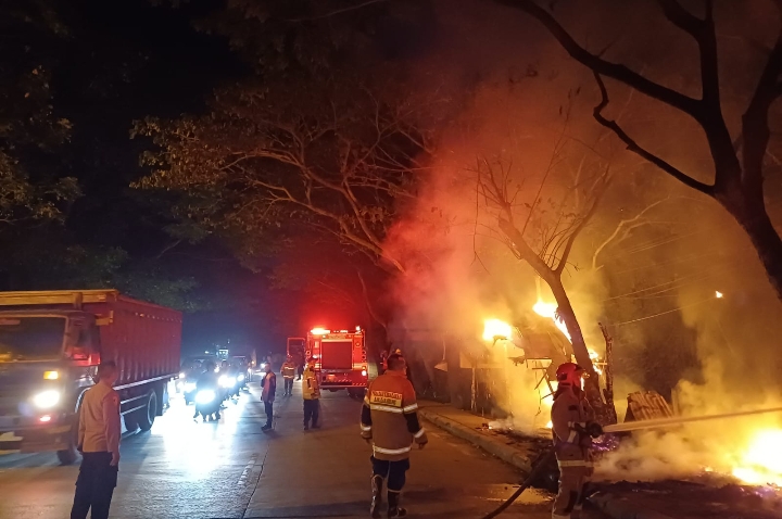 Kapolsek Klari Bersama Anggota Pospam Kanzen Amankan Kebakaran Warung