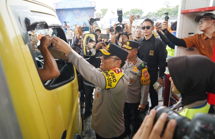 Polwan dan Wan TNI Bagikan Sembako untuk Pemudik di KM 57, Wakapolri Turun Langsung Menyapa Masyarakat