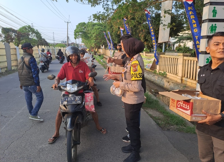 Polsek Purwasari Polres Karawang dan Karangtaruna kecamatan Purwasari Bagian Takjil Untuk Masyarakat
