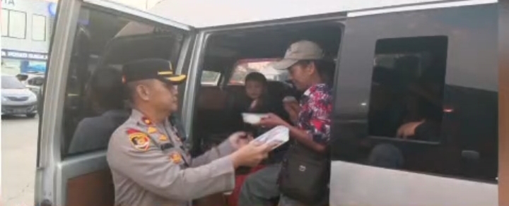 Kolaborasi Posyan Rest Area KM-57 bersama Serikat Muslim Indonesia Bagikan Takjil Gratis