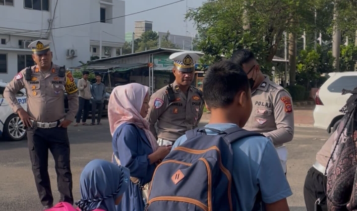 Lepas Ratusan Pemudik Lebaran di Plaza Pemda, Kapolres Karawang dan Kasat Lantas Tekankan Keselamatan di Jalan