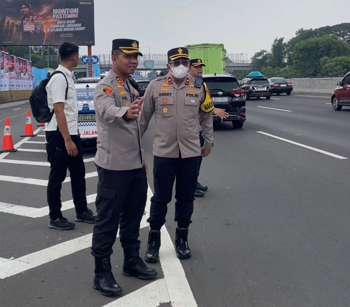 Kapolres Karawang Turun Langsung Atasi Kepadatan di KM 57 Tol Japek
