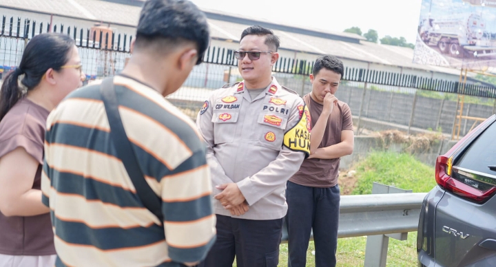 Sempat Bersitegang di Bahu Jalan KM 56, Dua Pemudik Akhirnya Bersalaman Berkat Mediasi Anggota Polres Karawang