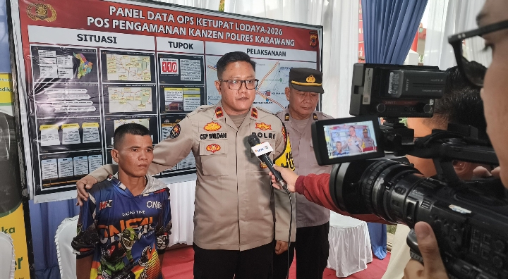 Polres Karawang Bantu Pemudik Jalan Kaki Asal Riau yang Kehabisan Ongkos Menuju Surabaya