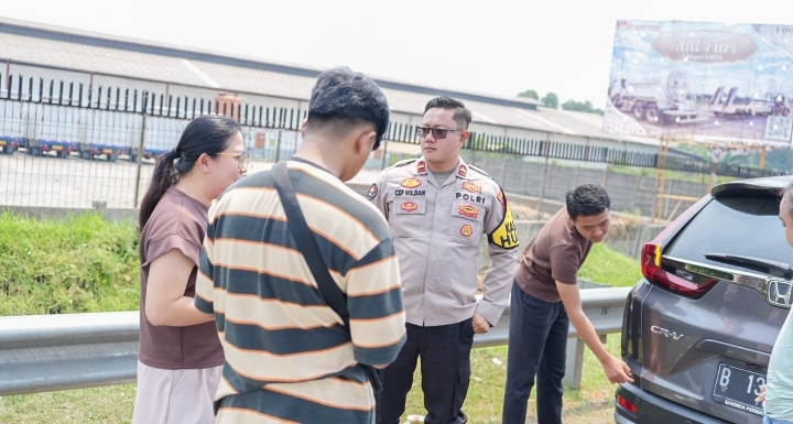 Sempat Bersitegang di Bahu Jalan KM 56, Dua Pemudik Akhirnya Bersalaman Berkat Mediasi Anggota Polres Karawang