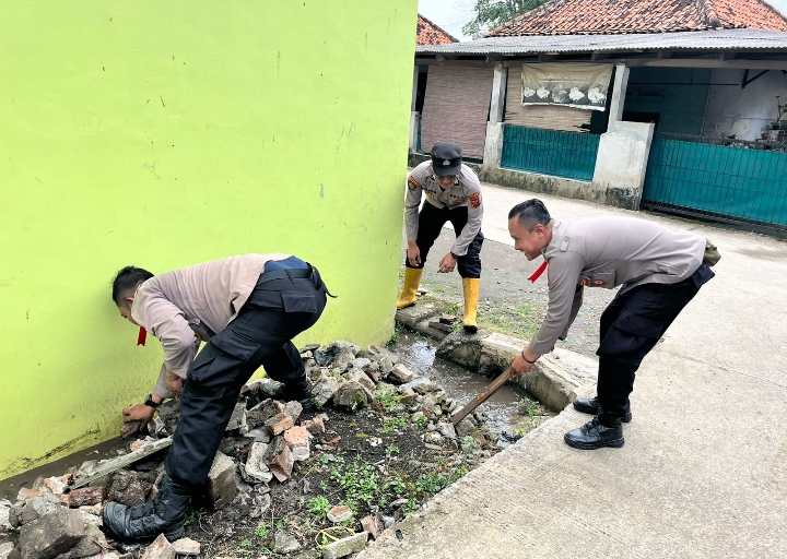 Langkah Cepat Personil Polsek Klari bersama Pospam Kanzen Bersihkan Saluran Air dari Tumpukan Sampah