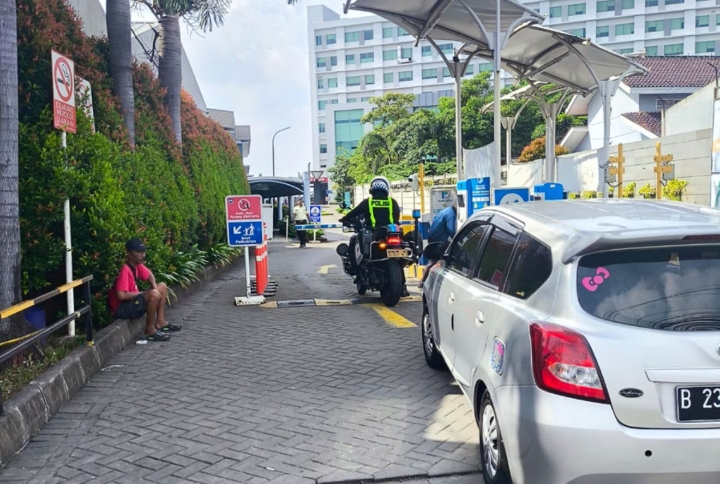 Lawan Kemacetan Tol Karawang Timur, Personel Satlantas Polres Karawang Kawal Balita Kejang ke Rumah Sakit